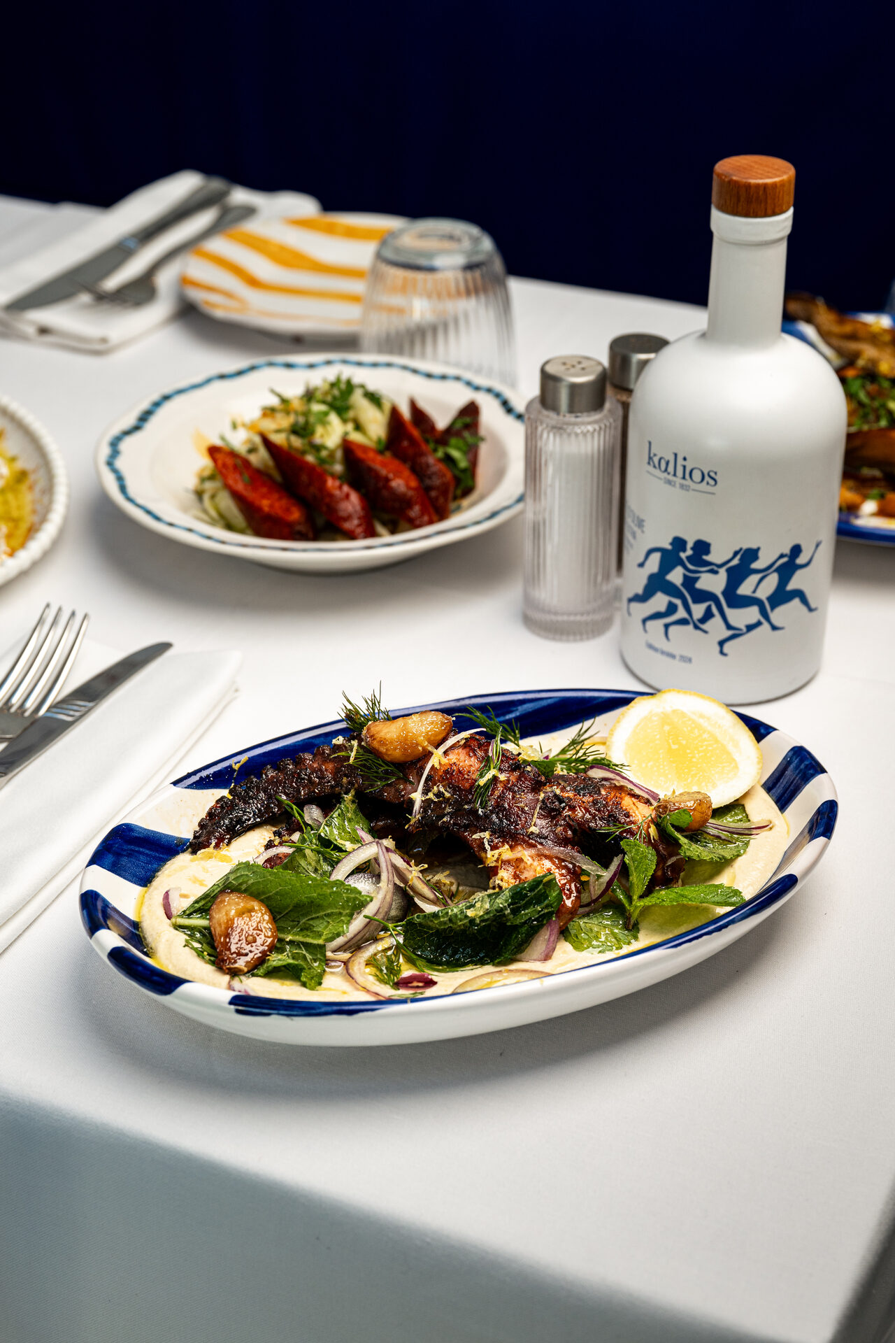 Plat signature du chef accompagne d'ouzo